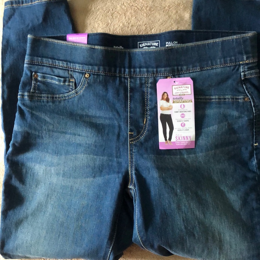 Signature Levi Totally Shaping Pull-On Skinny Jean